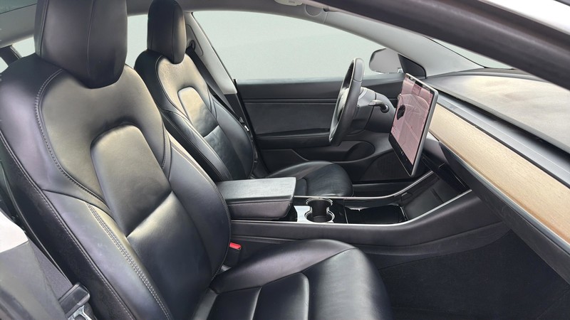 Tesla Model 3 Vehicle Full-screen Gallery Image 39
