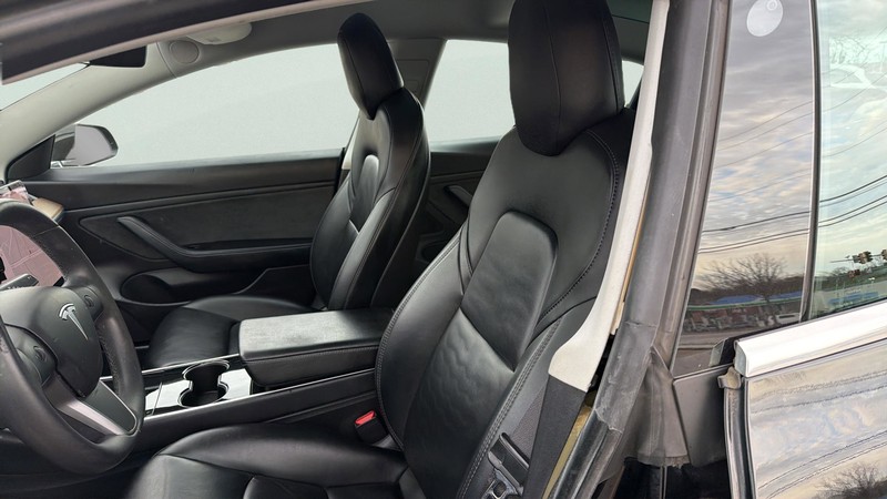 Tesla Model 3 Vehicle Full-screen Gallery Image 42