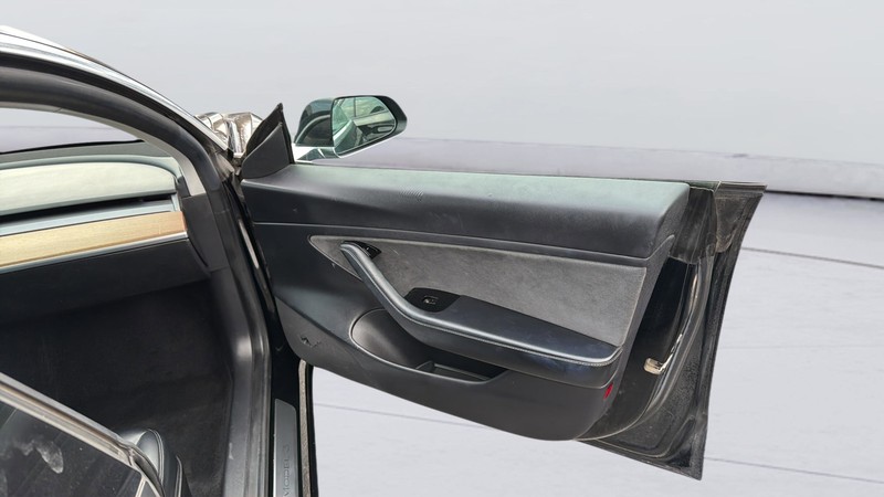 Tesla Model 3 Vehicle Full-screen Gallery Image 49