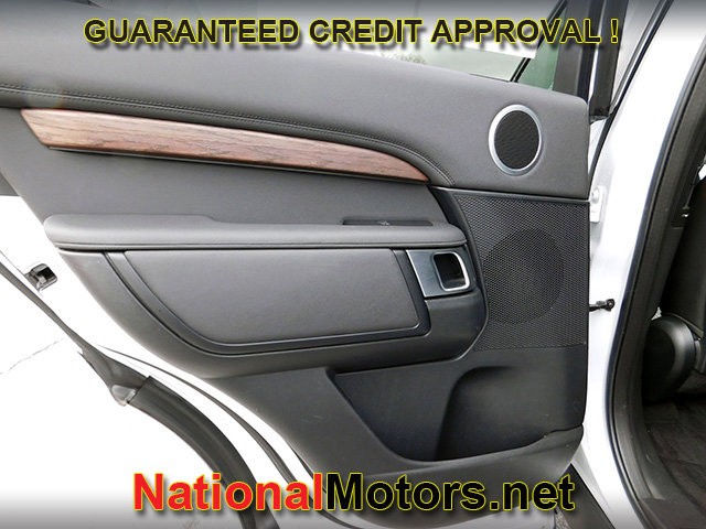 Land Rover Discovery Vehicle Full-screen Gallery Image 13