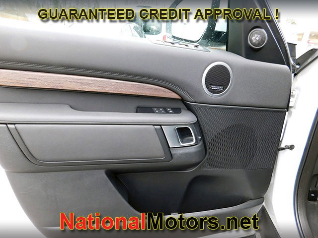 Land Rover Discovery Vehicle Full-screen Gallery Image 17