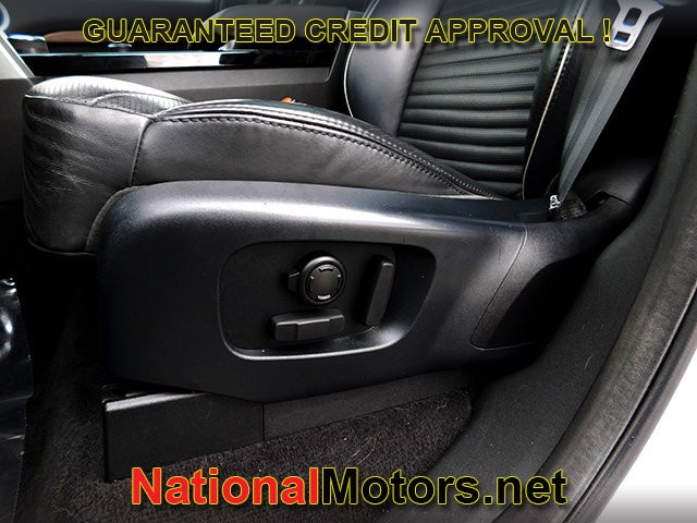 Land Rover Discovery Vehicle Full-screen Gallery Image 19