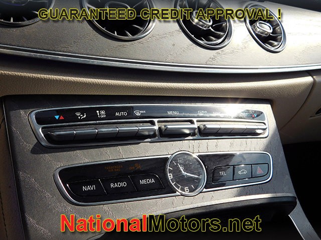 Mercedes-Benz CLS Vehicle Full-screen Gallery Image 17