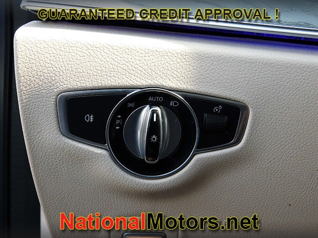 Mercedes-Benz CLS Vehicle Full-screen Gallery Image 23