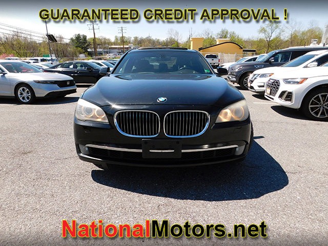 BMW 7 Series Vehicle Full-screen Gallery Image 03