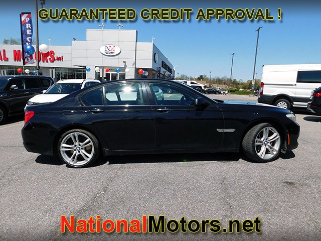 BMW 7 Series Vehicle Full-screen Gallery Image 04