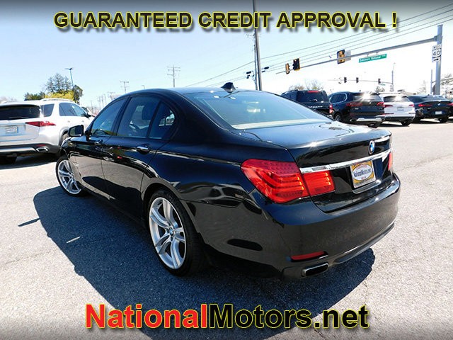 BMW 7 Series Vehicle Full-screen Gallery Image 05