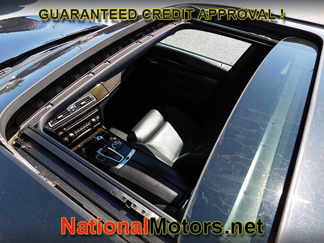 BMW 7 Series Vehicle Full-screen Gallery Image 06