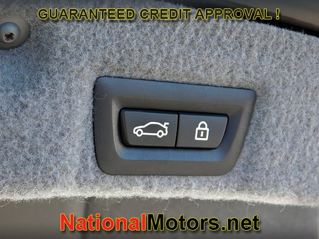 BMW 7 Series Vehicle Full-screen Gallery Image 08