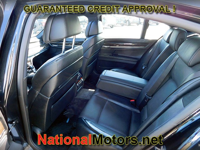 BMW 7 Series Vehicle Full-screen Gallery Image 10