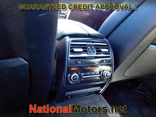 BMW 7 Series Vehicle Full-screen Gallery Image 11