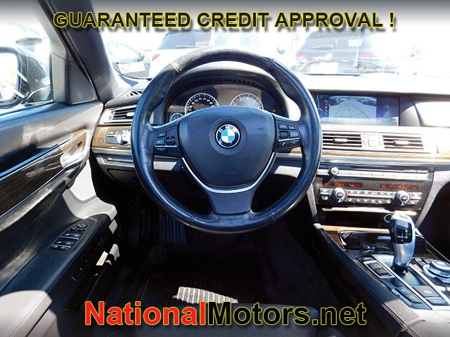 BMW 7 Series Vehicle Full-screen Gallery Image 12