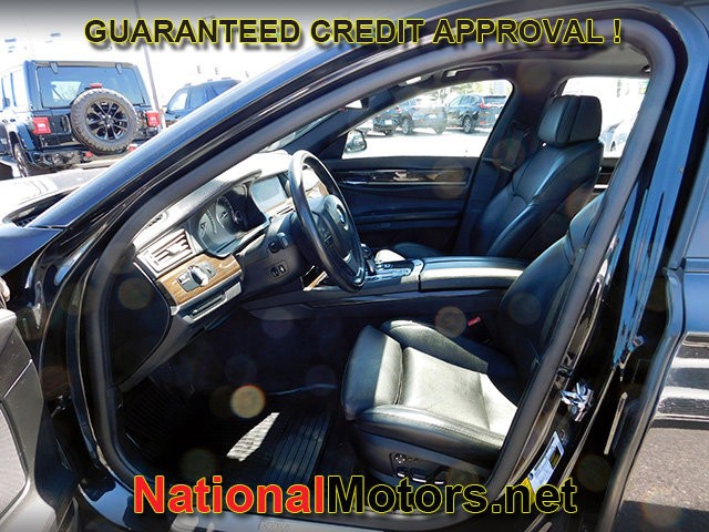 BMW 7 Series Vehicle Full-screen Gallery Image 14