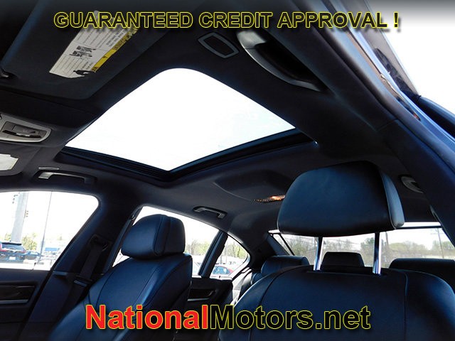 BMW 7 Series Vehicle Full-screen Gallery Image 16