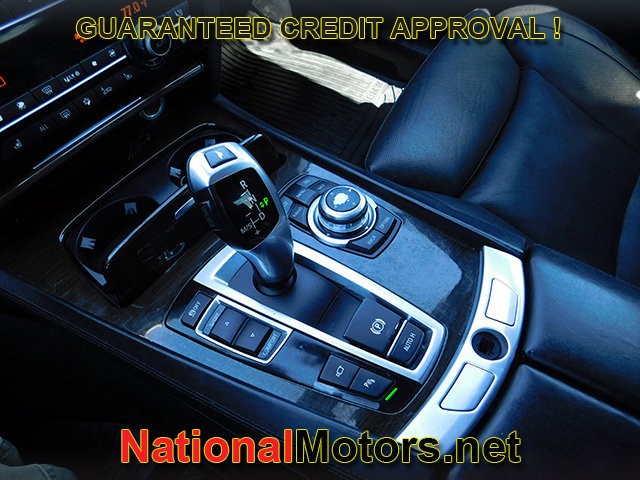 BMW 7 Series Vehicle Full-screen Gallery Image 20