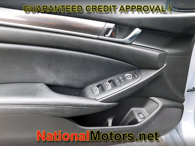 Honda Accord Sedan Vehicle Full-screen Gallery Image 11