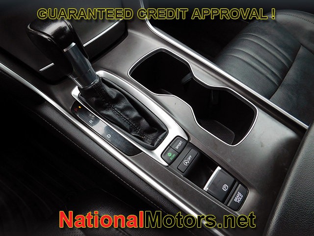 Honda Accord Sedan Vehicle Full-screen Gallery Image 17