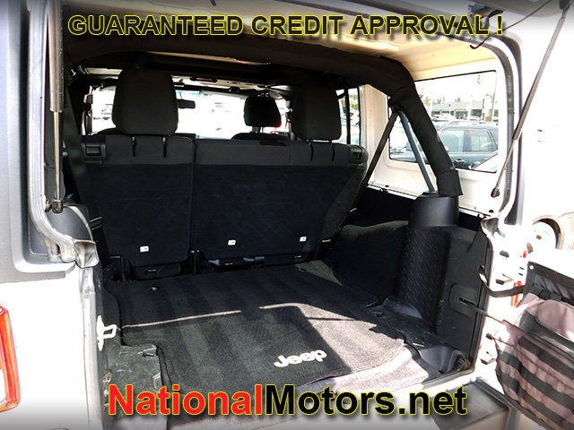 Jeep Wrangler Unlimited Vehicle Full-screen Gallery Image 04