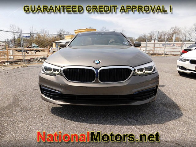 BMW 5 Series Vehicle Full-screen Gallery Image 03