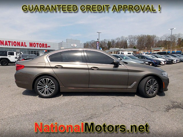 BMW 5 Series Vehicle Full-screen Gallery Image 04