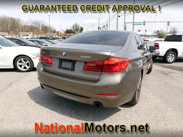 BMW 5 Series Vehicle Full-screen Gallery Image 05