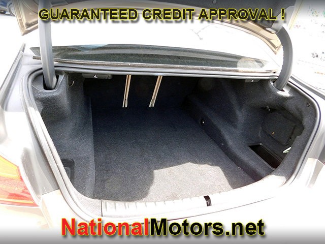 BMW 5 Series Vehicle Full-screen Gallery Image 06