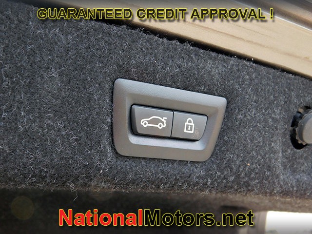 BMW 5 Series Vehicle Full-screen Gallery Image 07