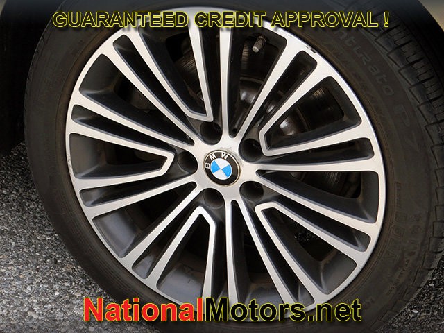 BMW 5 Series Vehicle Full-screen Gallery Image 08