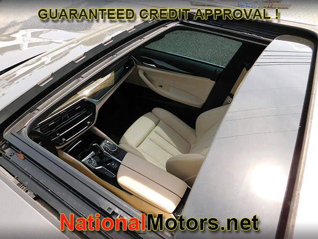 BMW 5 Series Vehicle Full-screen Gallery Image 09