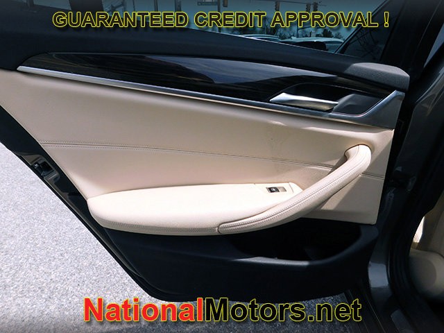 BMW 5 Series Vehicle Full-screen Gallery Image 10