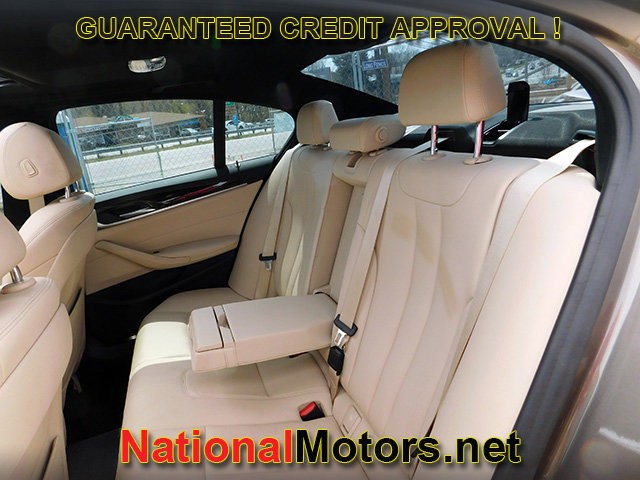BMW 5 Series Vehicle Full-screen Gallery Image 11