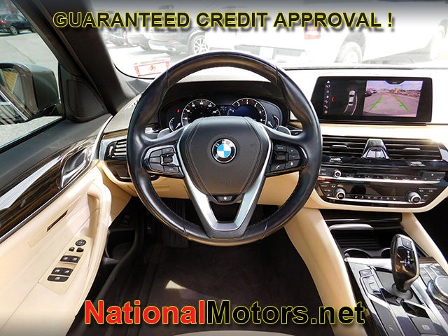 BMW 5 Series Vehicle Full-screen Gallery Image 12