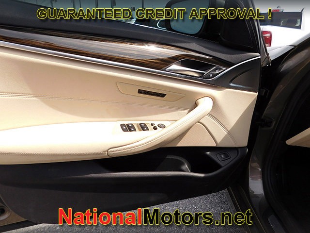 BMW 5 Series Vehicle Full-screen Gallery Image 13