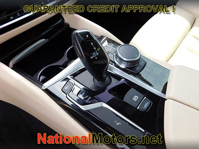 BMW 5 Series Vehicle Full-screen Gallery Image 19