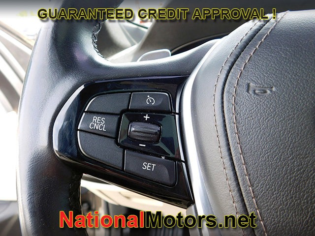 BMW 5 Series Vehicle Full-screen Gallery Image 22