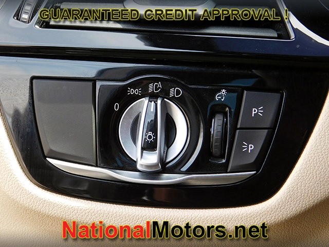 BMW 5 Series Vehicle Full-screen Gallery Image 25