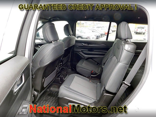 Jeep Grand Cherokee L Vehicle Full-screen Gallery Image 13