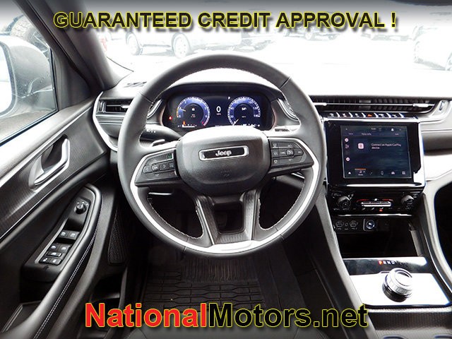 Jeep Grand Cherokee L Vehicle Full-screen Gallery Image 15