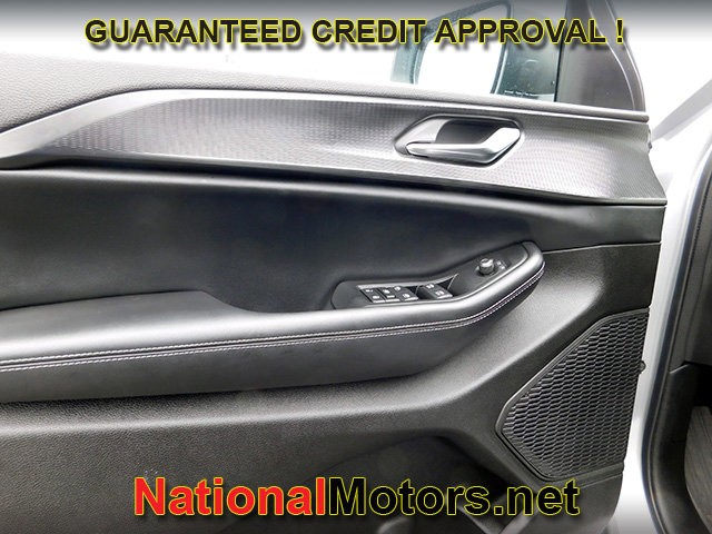 Jeep Grand Cherokee L Vehicle Full-screen Gallery Image 16