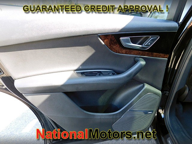 Audi Q7 Vehicle Full-screen Gallery Image 12