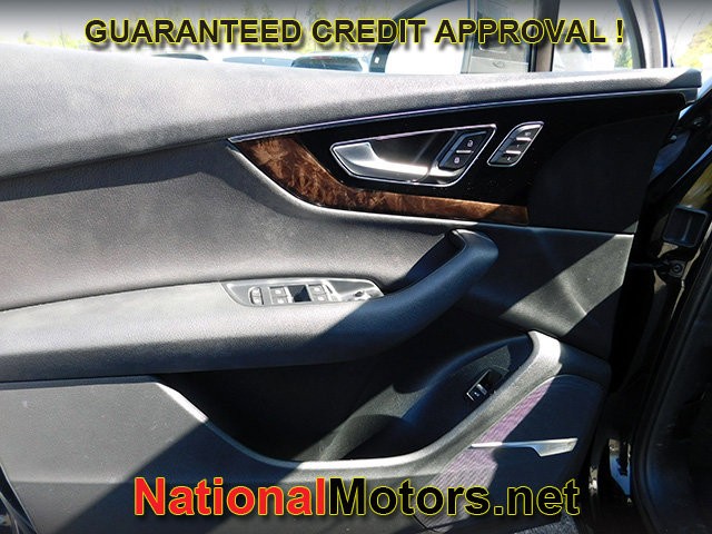 Audi Q7 Vehicle Full-screen Gallery Image 16