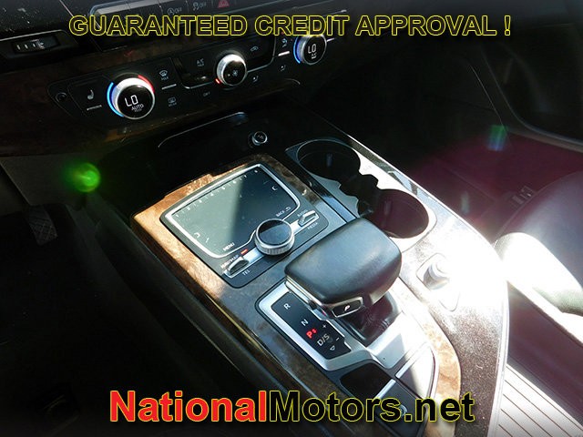 Audi Q7 Vehicle Full-screen Gallery Image 23