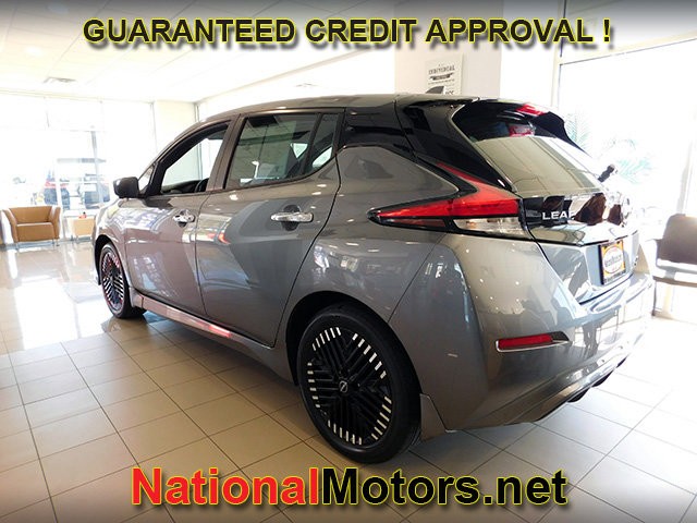 Nissan LEAF Vehicle Full-screen Gallery Image 03