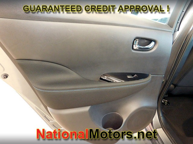 Nissan LEAF Vehicle Full-screen Gallery Image 04