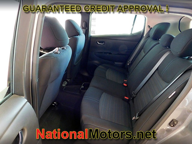 Nissan LEAF Vehicle Full-screen Gallery Image 05