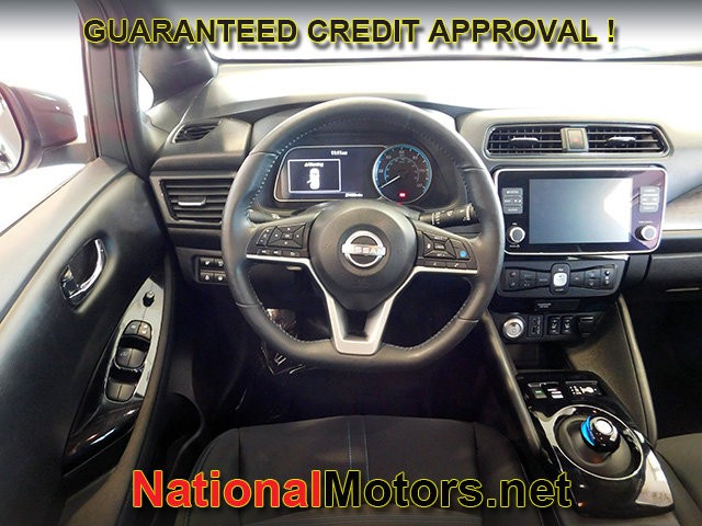 Nissan LEAF Vehicle Full-screen Gallery Image 07