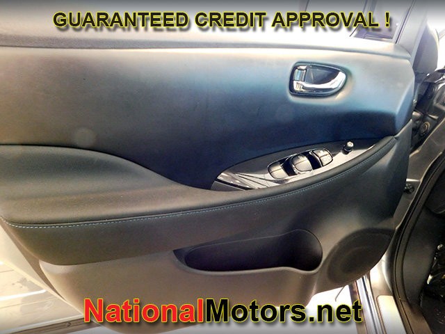 Nissan LEAF Vehicle Full-screen Gallery Image 08