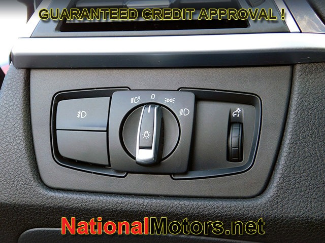 BMW 3 Series Vehicle Full-screen Gallery Image 25