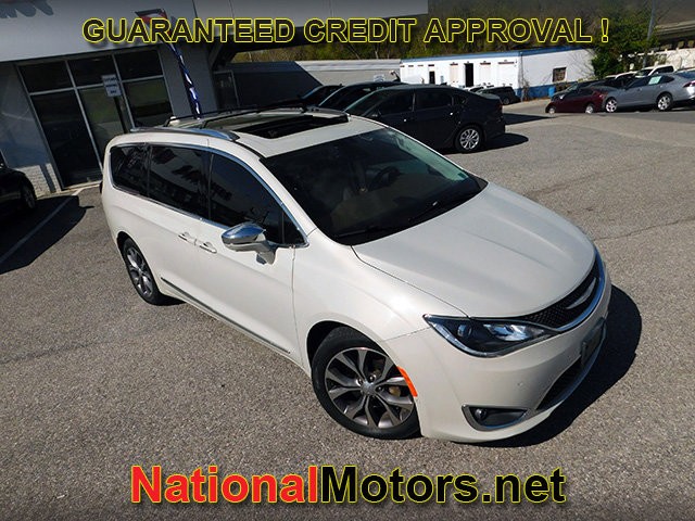 Chrysler Pacifica Vehicle Full-screen Gallery Image 02