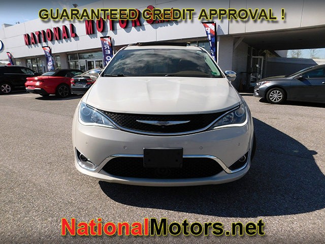 Chrysler Pacifica Vehicle Full-screen Gallery Image 03